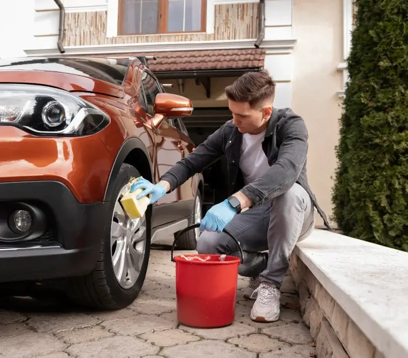 Lavage auto à domicile Pirmil : professionnel intervenant sur un véhicule
